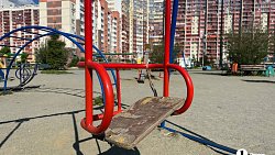 Челябинцы пожаловались на аварийную детскую площадку на Северо‑Западе