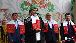 На челябинском Сабантуе ели чак‑чак, боролись на поясах и чествовали победителей