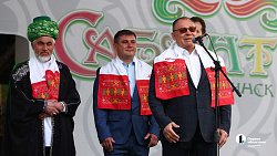 На челябинском Сабантуе ели чак‑чак, боролись на поясах и чествовали победителей