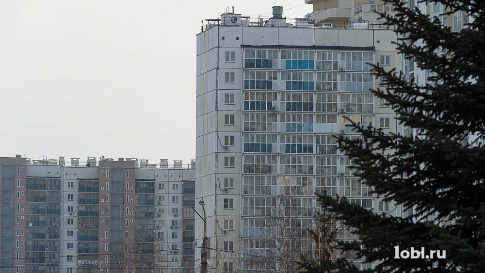 В Челябинске жильцы элитной высотки захватили общедомовые балконы и тамбуры
