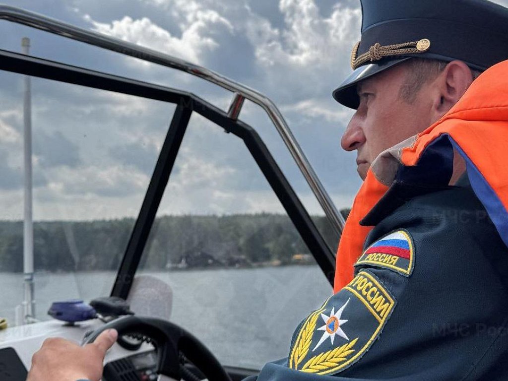 На Тургояке спасли двух девушек, застрявших посреди озера на одном сапборде