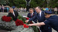 Челябинцы возложили цветы к Вечному огню на Аллее Славы