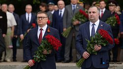 Челябинцы возложили цветы к Вечному огню на Аллее Славы