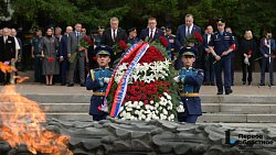 Челябинцы возложили цветы к Вечному огню на Аллее Славы