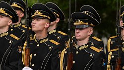 Челябинцы возложили цветы к Вечному огню на Аллее Славы