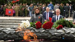 Челябинцы возложили цветы к Вечному огню на Аллее Славы