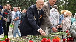 Челябинцы возложили цветы к Вечному огню на Аллее Славы