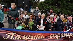 Челябинцы возложили цветы к Вечному огню на Аллее Славы