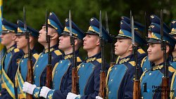 Челябинцы возложили цветы к Вечному огню на Аллее Славы