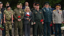 Челябинцы возложили цветы к Вечному огню на Аллее Славы