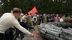 Челябинцы возложили цветы к Вечному огню на Аллее Славы