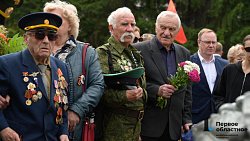 Челябинцы возложили цветы к Вечному огню на Аллее Славы