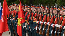 Челябинцы возложили цветы к Вечному огню на Аллее Славы