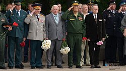 Челябинцы возложили цветы к Вечному огню на Аллее Славы