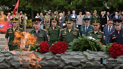 Челябинцы возложили цветы к Вечному огню на Аллее Славы