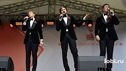 На пешеходной Кировке для челябинцев поет группа «Кватро»