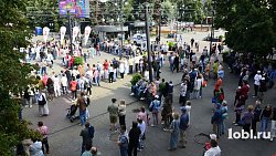 На пешеходной Кировке для челябинцев поет группа «Кватро»