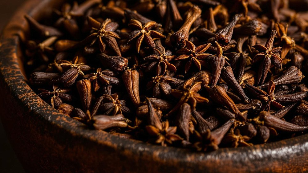 Не наедаться на ночь поможет гвоздичная вода