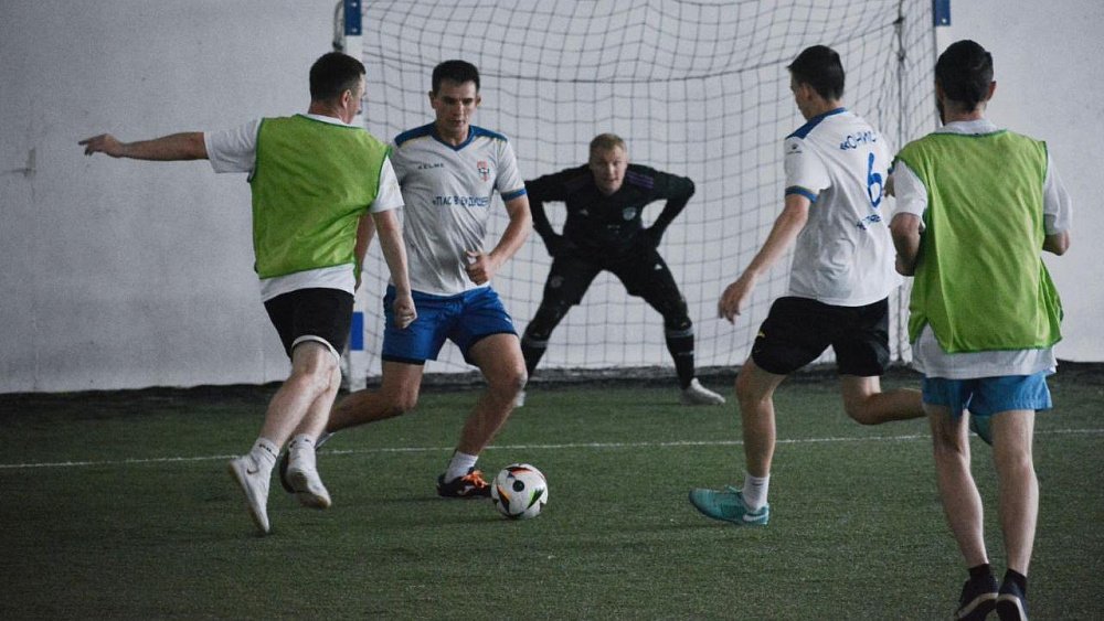 Футболисты собрали за день 140 тысяч рублей для подростков, больных онкологией