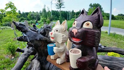 Копейчанин украсил ботанический сад скульптурами сказочных персонажей