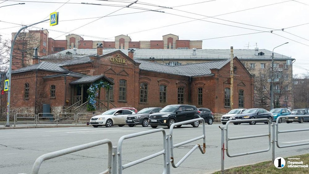 В центре Челябинска пять раз спиливали болгаркой дорожное ограждение