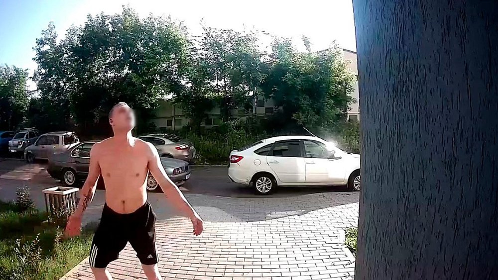 В центре Челябинска девушка выпала из окна дома и осталась жива