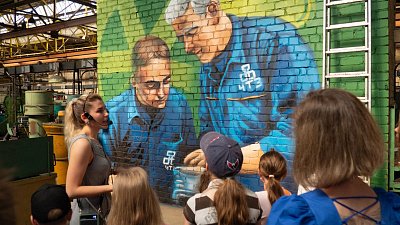 На Челябинском тракторном заводе оформили фасады цехов яркими граффити