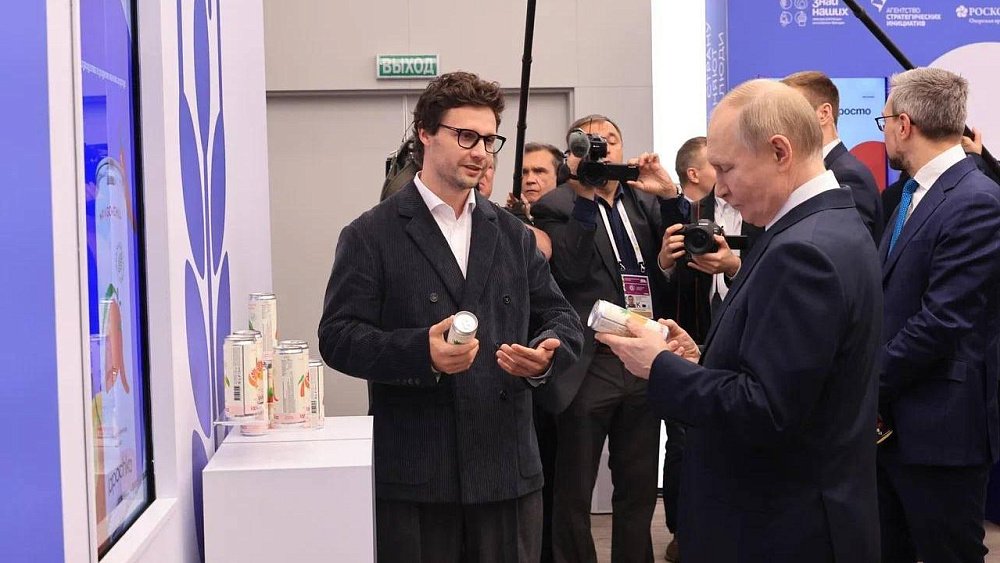 Владимир Путин взял на пробу челябинский лимонад с выставки «Знай наших»