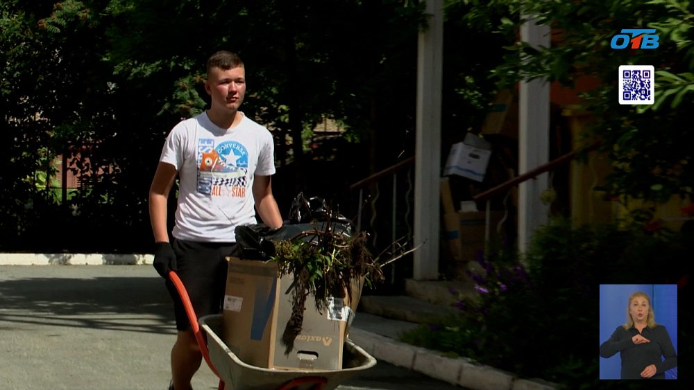 Поликлиника приняла на работу подростков