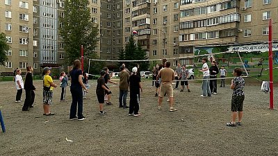 Житель Челябинска организовал секцию по волейболу во дворе