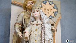 В Челябинске ко Дню семьи показали 100‑летнее платье невесты