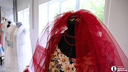 В Челябинске ко Дню семьи показали 100‑летнее платье невесты