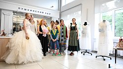 В Челябинске ко Дню семьи показали 100‑летнее платье невесты