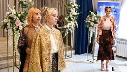 В Челябинске ко Дню семьи показали 100‑летнее платье невесты