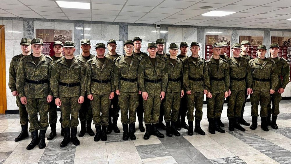 Лучших срочников из Челябинска отправили на службу в войсковую часть Кремля