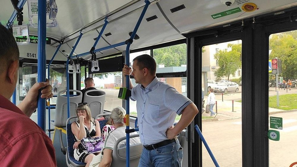 Александр Егоров поручил вымыть полы и убрать швабры из транспорта в Челябинске