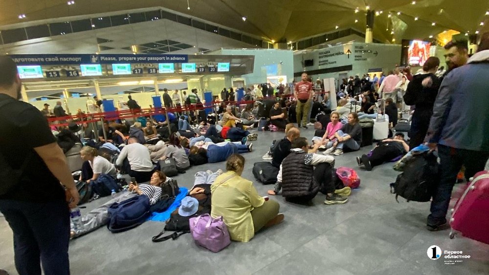 Сотни пассажиров ожидают своих рейсов в Пулково по 10 часов и более
