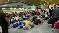 Сотни пассажиров ожидают своих рейсов в Пулково по 10 часов и более