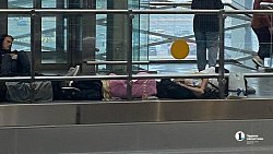 Сотни пассажиров ожидают своих рейсов в Пулково по 10 часов и более