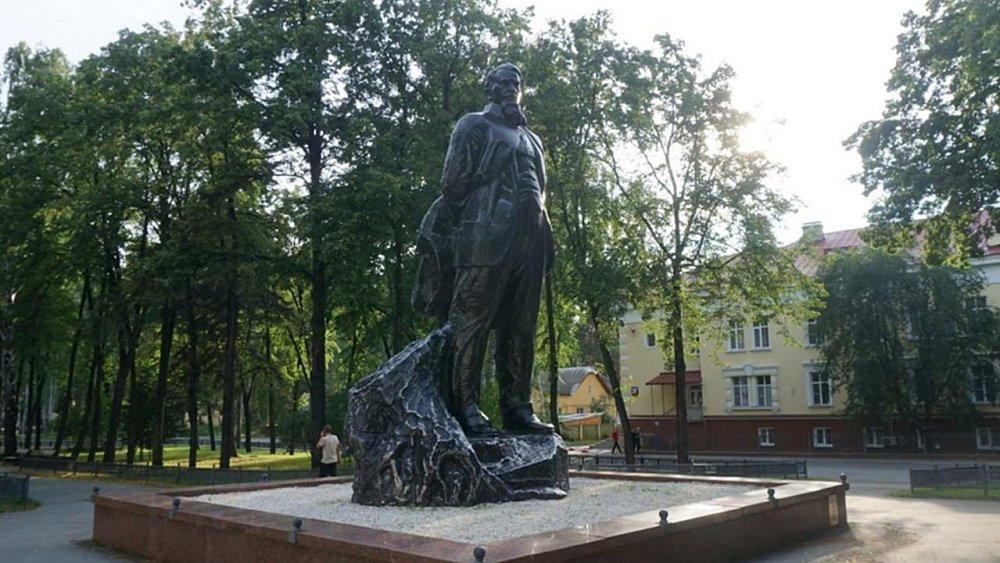 Памятник академику Курчатову в Озерске стал объектом культурного наследия