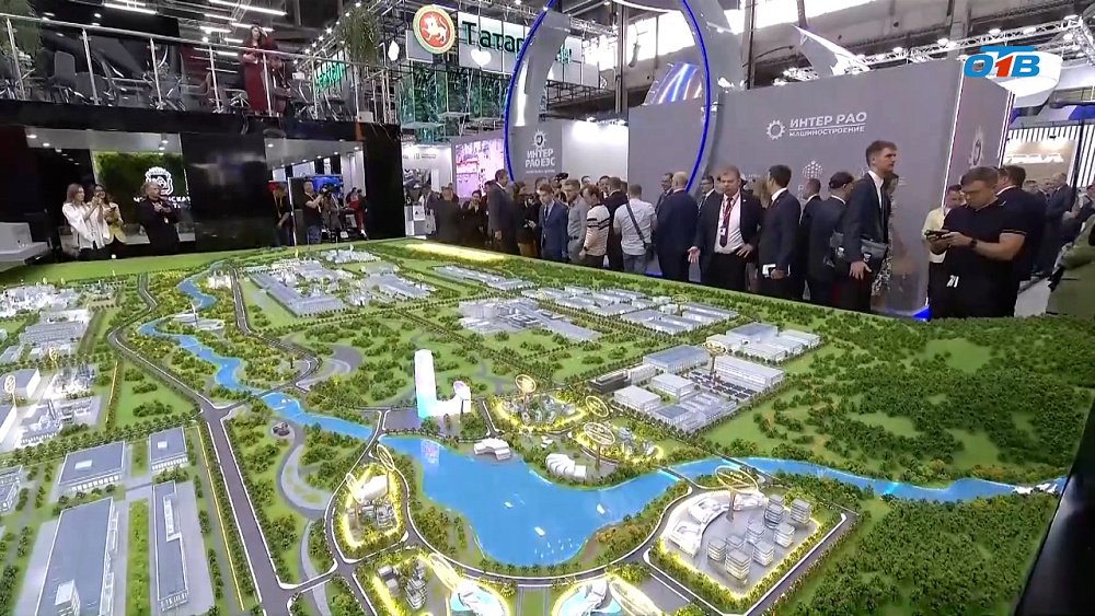 Губернатор Алексей Текслер презентовал разработки Южного Урала на «Иннопром-2025»