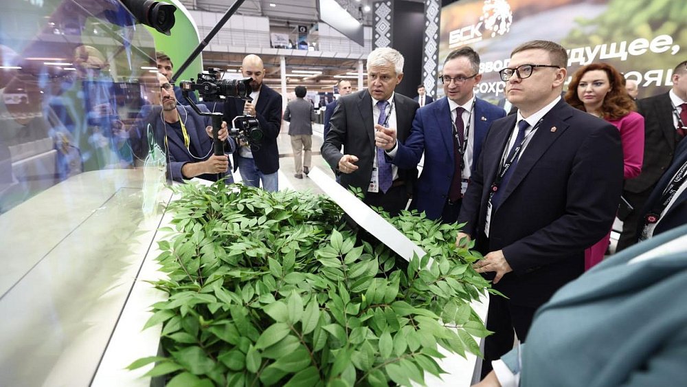 Алексей Текслер оценил инновации Сбера на «Иннопроме‑2025»