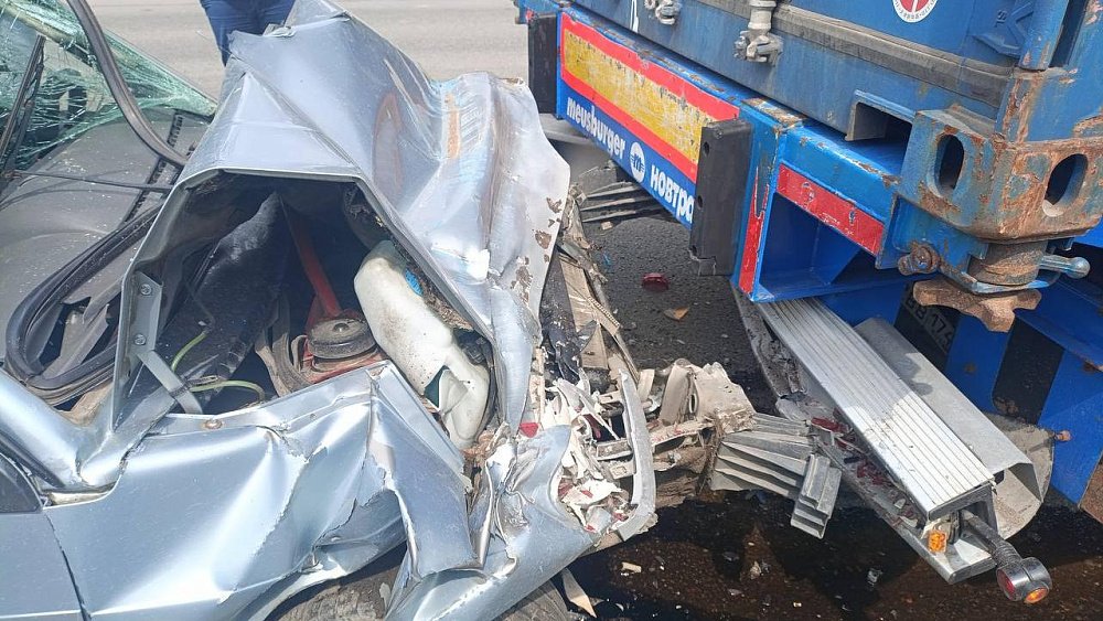 Легковушка заехала под попутный грузовик в Челябинске