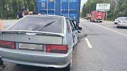 Легковушка заехала под попутный грузовик в Челябинске