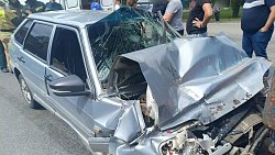 Легковушка заехала под попутный грузовик в Челябинске