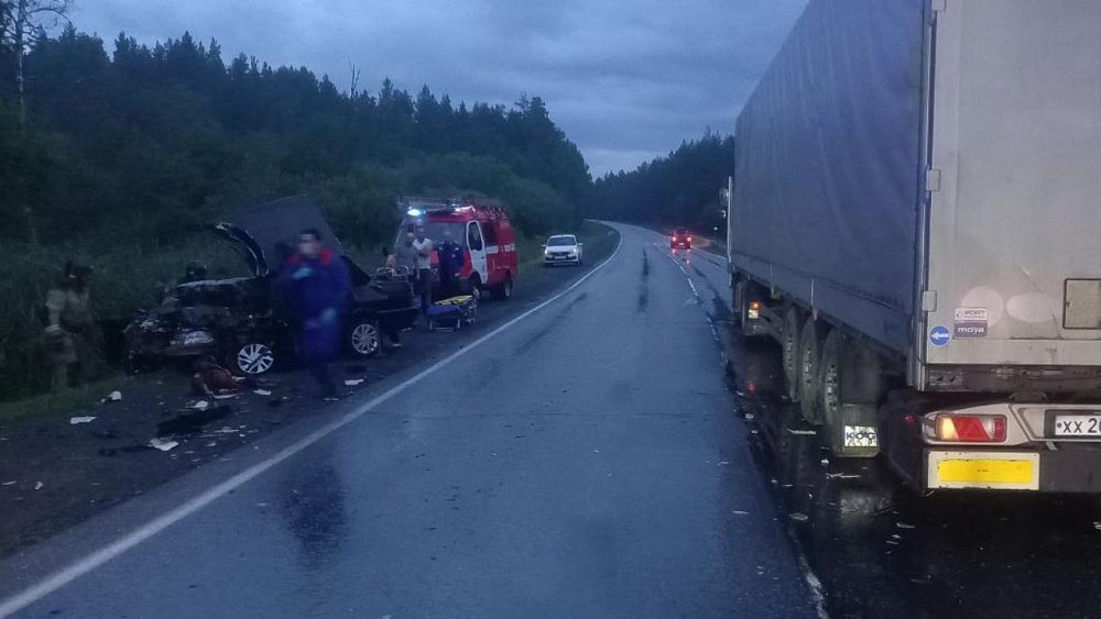 Один погиб, один ранен в лобовом столкновении легковушки и грузовика на трассе М‑5 под Саткой