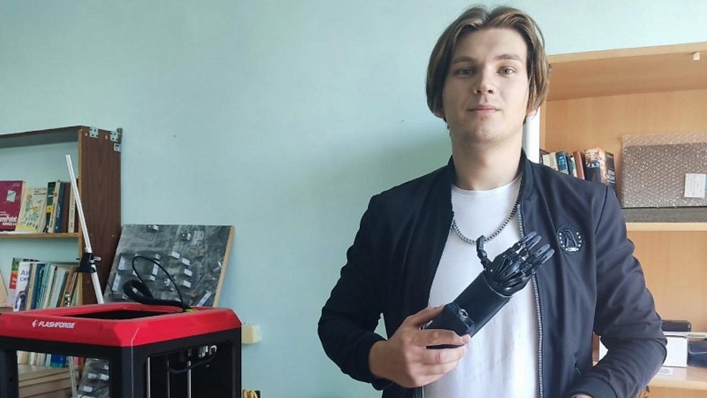 Выпускник ЧелГУ создал искусственную руку при помощи ИИ