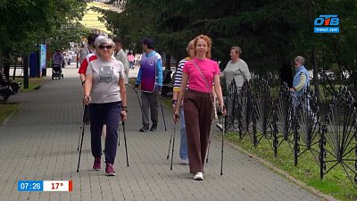 Спортивная прогулка в сюжете «Скандинавская ходьба в парке»