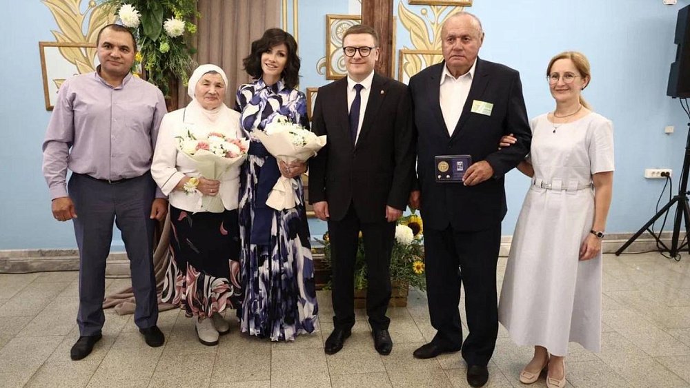 Алексей Текслер вручил медали «За любовь и верность» супружеским парам