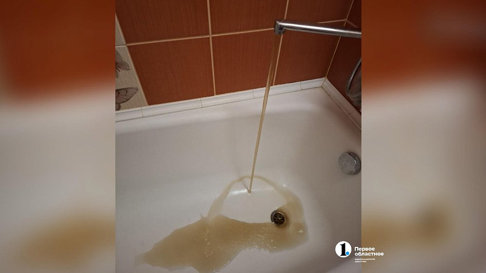 Вода желтого и коричневого цветов потекла из‑под кранов челябинцев